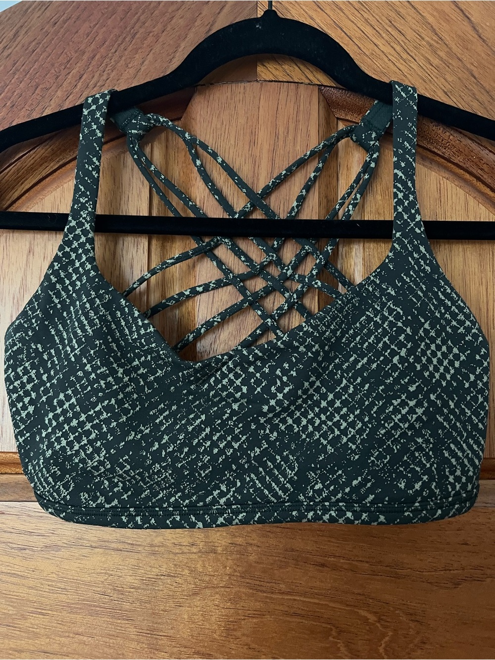 Lululemon Free to Be Wild Bra Size 10 RT $48 Green Snakeskin
